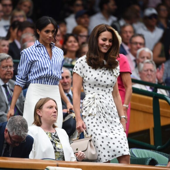 La duchesse Catherine de Cambridge (Kate Middleton) et la duchesse Meghan de Sussex (Meghan Markle) dans la royal box à Wimbledon le 14 juillet 2018.