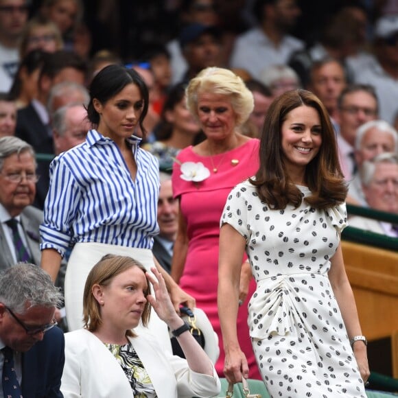 La duchesse Catherine de Cambridge (Kate Middleton) et la duchesse Meghan de Sussex (Meghan Markle) dans la royal box à Wimbledon le 14 juillet 2018.