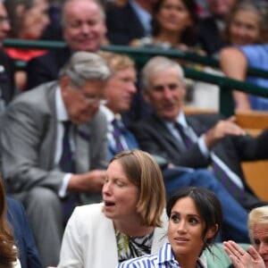 La duchesse Catherine de Cambridge (Kate Middleton) et la duchesse Meghan de Sussex (Meghan Markle) dans la royal box à Wimbledon le 14 juillet 2018.