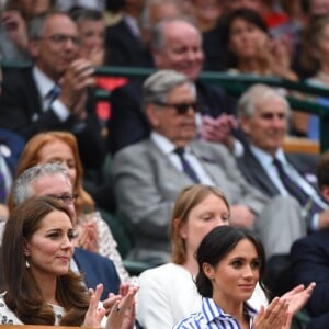 La duchesse Catherine de Cambridge (Kate Middleton) et la duchesse Meghan de Sussex (Meghan Markle) dans la royal box à Wimbledon le 14 juillet 2018.