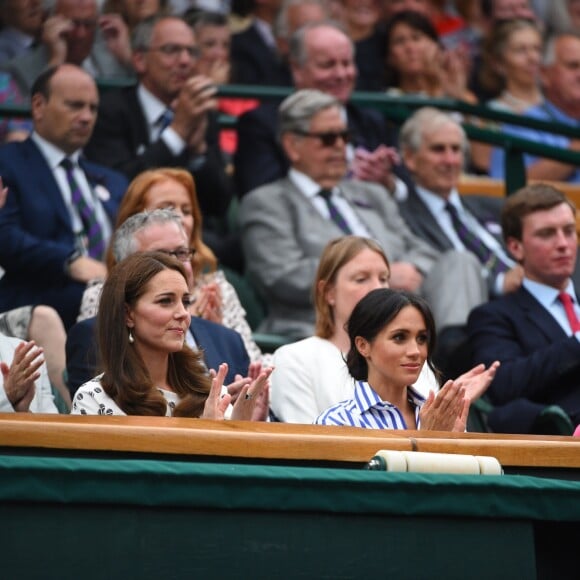 La duchesse Catherine de Cambridge (Kate Middleton) et la duchesse Meghan de Sussex (Meghan Markle) dans la royal box à Wimbledon le 14 juillet 2018.