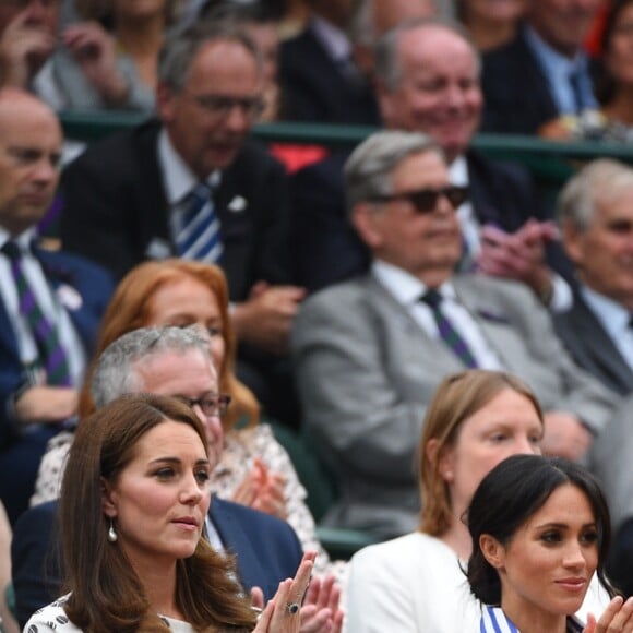 La duchesse Catherine de Cambridge (Kate Middleton) et la duchesse Meghan de Sussex (Meghan Markle) dans la royal box à Wimbledon le 14 juillet 2018.