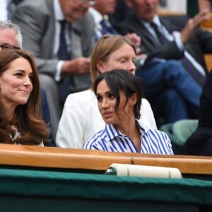 La duchesse Catherine de Cambridge (Kate Middleton) et la duchesse Meghan de Sussex (Meghan Markle) dans la royal box à Wimbledon le 14 juillet 2018.