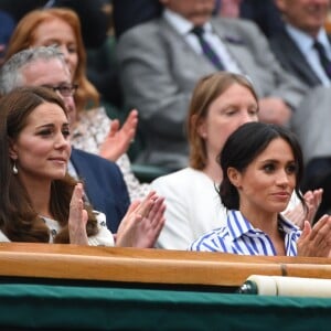 La duchesse Catherine de Cambridge (Kate Middleton) et la duchesse Meghan de Sussex (Meghan Markle) dans la royal box à Wimbledon le 14 juillet 2018.