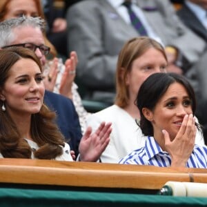 La duchesse Catherine de Cambridge (Kate Middleton) et la duchesse Meghan de Sussex (Meghan Markle) dans la royal box à Wimbledon le 14 juillet 2018.