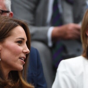 La duchesse Catherine de Cambridge (Kate Middleton) et la duchesse Meghan de Sussex (Meghan Markle) dans la royal box à Wimbledon le 14 juillet 2018.