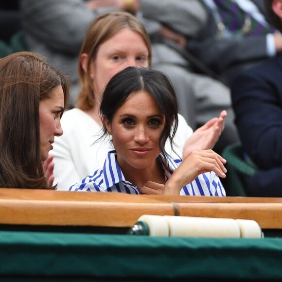 La duchesse Catherine de Cambridge (Kate Middleton) et la duchesse Meghan de Sussex (Meghan Markle) dans la royal box à Wimbledon le 14 juillet 2018.