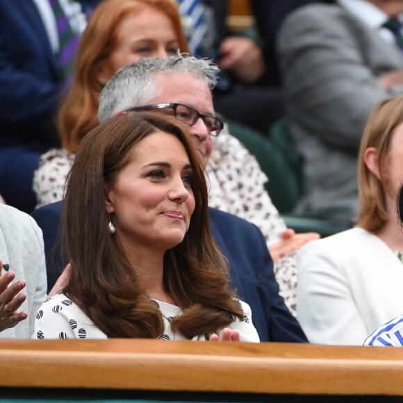 La duchesse Catherine de Cambridge (Kate Middleton) et la duchesse Meghan de Sussex (Meghan Markle) dans la royal box à Wimbledon le 14 juillet 2018.