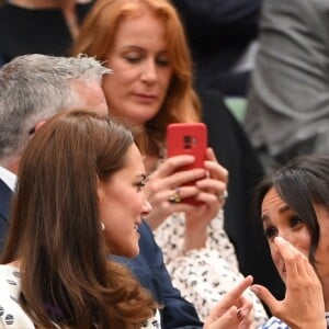 La duchesse Catherine de Cambridge (Kate Middleton) et la duchesse Meghan de Sussex (Meghan Markle) dans la royal box à Wimbledon le 14 juillet 2018.