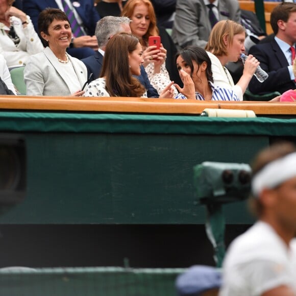 La duchesse Catherine de Cambridge (Kate Middleton) et la duchesse Meghan de Sussex (Meghan Markle) dans la royal box à Wimbledon le 14 juillet 2018.