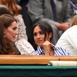 La duchesse Catherine de Cambridge (Kate Middleton) et la duchesse Meghan de Sussex (Meghan Markle) dans la royal box à Wimbledon le 14 juillet 2018.