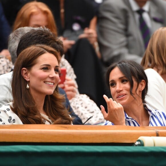 La duchesse Catherine de Cambridge (Kate Middleton) et la duchesse Meghan de Sussex (Meghan Markle) dans la royal box à Wimbledon le 14 juillet 2018.