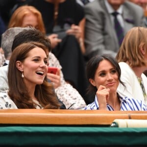 La duchesse Catherine de Cambridge (Kate Middleton) et la duchesse Meghan de Sussex (Meghan Markle) dans la royal box à Wimbledon le 14 juillet 2018.