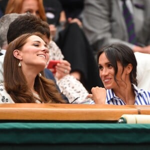 La duchesse Catherine de Cambridge (Kate Middleton) et la duchesse Meghan de Sussex (Meghan Markle) dans la royal box à Wimbledon le 14 juillet 2018.