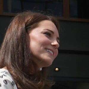 La duchesse Catherine de Cambridge (Kate Middleton) et la duchesse Meghan de Sussex (Meghan Markle) saluent le staff qui officiera lors de la finale dames, à Wimbledon le 14 juillet 2018, quelques dizaines de minutes avant le début de la finale opposant Serena Williams et Angelique Kerber.