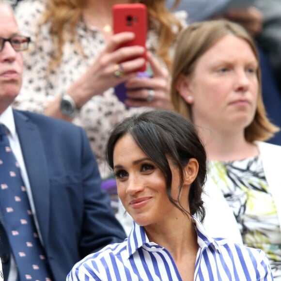 La duchesse Catherine de Cambridge (Kate Middleton) et la duchesse Meghan de Sussex (Meghan Markle) complices dans la royal box à Wimbledon le 14 juillet 2018.