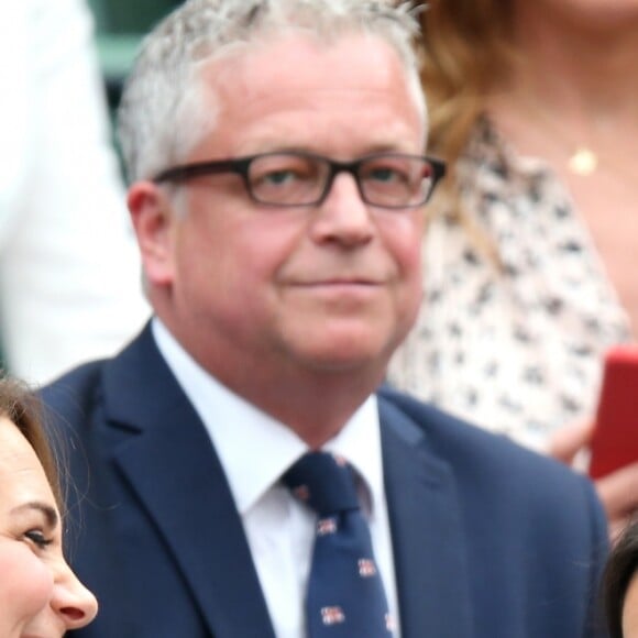 La duchesse Catherine de Cambridge (Kate Middleton) et la duchesse Meghan de Sussex (Meghan Markle) complices dans la royal box à Wimbledon le 14 juillet 2018.