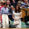 La duchesse Catherine de Cambridge (Kate Middleton) et la duchesse Meghan de Sussex (Meghan Markle) arrivant dans la royal box à Wimbledon le 14 juillet 2018.