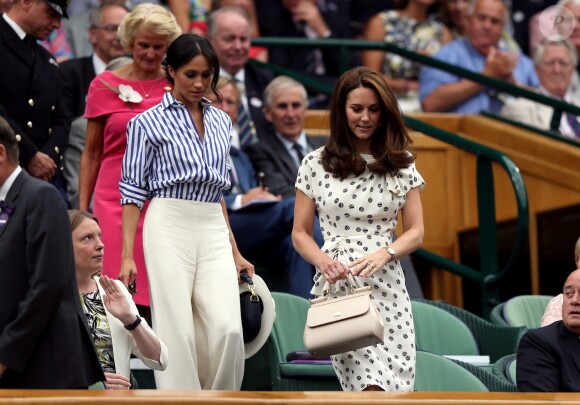 La duchesse Catherine de Cambridge (Kate Middleton) et la duchesse Meghan de Sussex (Meghan Markle) arrivant dans la royal box à Wimbledon le 14 juillet 2018.