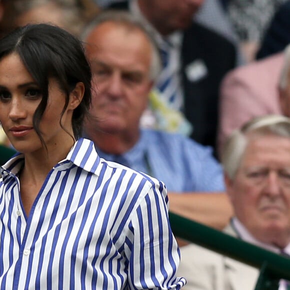 La duchesse Catherine de Cambridge (Kate Middleton) et la duchesse Meghan de Sussex (Meghan Markle) complices dans la royal box à Wimbledon le 14 juillet 2018.