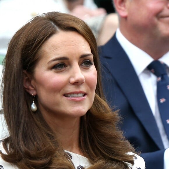 La duchesse Catherine de Cambridge (Kate Middleton) et la duchesse Meghan de Sussex (Meghan Markle) complices dans la royal box à Wimbledon le 14 juillet 2018.