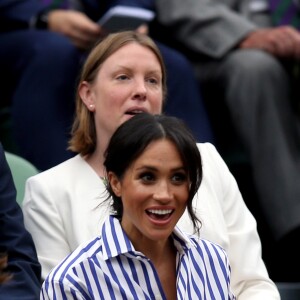 La duchesse Catherine de Cambridge (Kate Middleton) et la duchesse Meghan de Sussex (Meghan Markle) complices dans la royal box à Wimbledon le 14 juillet 2018.