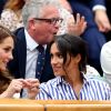 La duchesse Catherine de Cambridge (Kate Middleton) et la duchesse Meghan de Sussex (Meghan Markle) complices dans la royal box à Wimbledon le 14 juillet 2018.