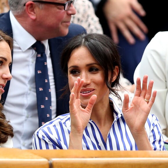 La duchesse Catherine de Cambridge (Kate Middleton) et la duchesse Meghan de Sussex (Meghan Markle) complices dans la royal box à Wimbledon le 14 juillet 2018.