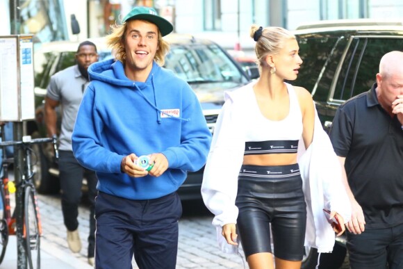 Justin Bieber et sa fiancée Hailey Baldwin sont allés faire du shopping chez Empire Stores avant d'aller diner en amoureux à New York. Le couple s'embrasse et se câline dans la voiture à la sortie du magasin. Le 12 juillet 2018