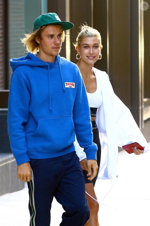 Justin Bieber et sa fiancée Hailey Baldwin sont allés faire du shopping chez Empire Stores avant d'aller diner en amoureux à New York. Le couple s'embrasse et se câline dans la voiture à la sortie du magasin. Le 12 juillet 2018