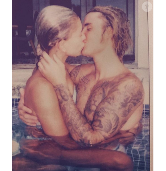 Justin Bieber et Hailey Baldwin s'embrassent dans une piscine. Photo postée le 14 juillet 2018.