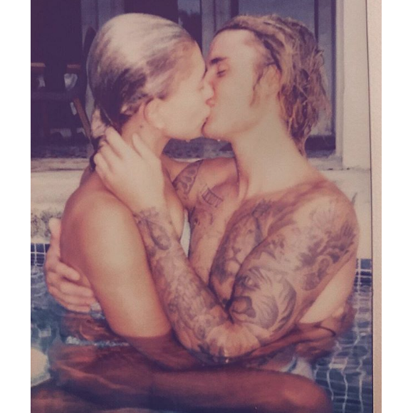 Justin Bieber et Hailey Baldwin s'embrassent dans une piscine. Photo postée le 14 juillet 2018.
