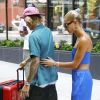 Justin Bieber et sa fiancée Hailey Baldwin sortent d'un immeuble avec des bagages et saluent leurs fans avant de monter dans une voiture à New York, le 13 juillet 2018