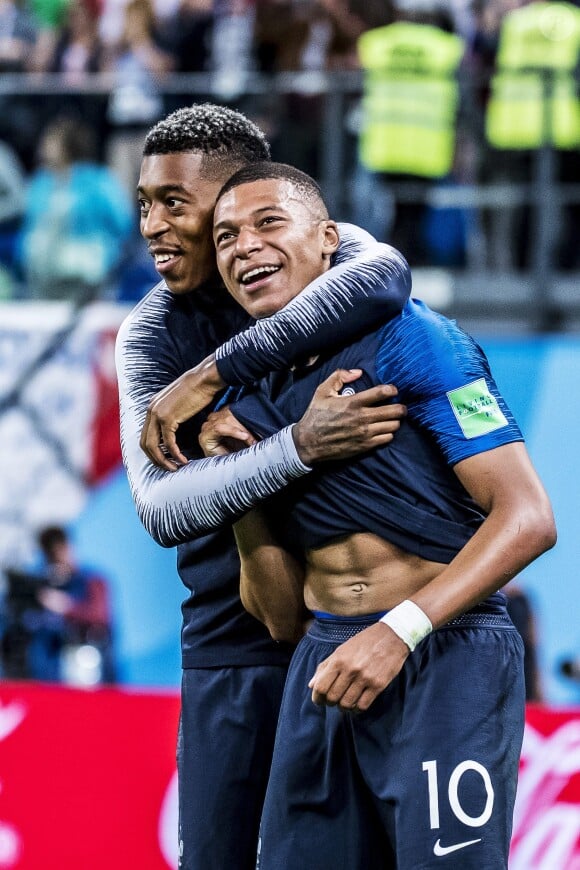 Presnel Kimpembe et Kilian Mbappé - La joie de l'équipe de France après sa victoire en demi-finale de la coupe du monde 2018 contre la Belgique à Saint-Pétersbourg le 10 juillet 2018