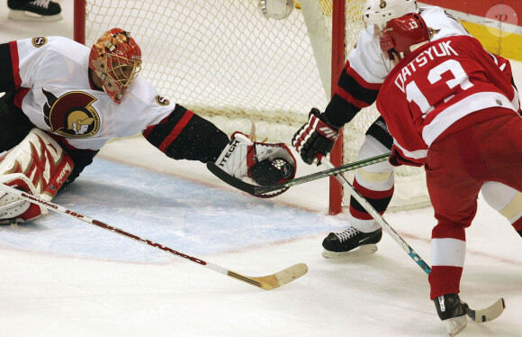 Ray Emery sous les couleurs des Ottawa Senators le 12 décembre 2006 contre les Detroit Red Wings.