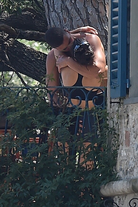 Exclusif - Kourtney Kardashian et son compagnon Younes Bendjima s'embrassent en vacances à Portofino en Italie le 29 juin 2018.