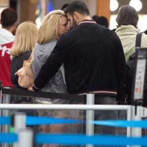 Exclusif - Britney Spears et son compagnon Sam Asghari arrivent à l'aéroport de New York (JFK) le 13 mai 2018.