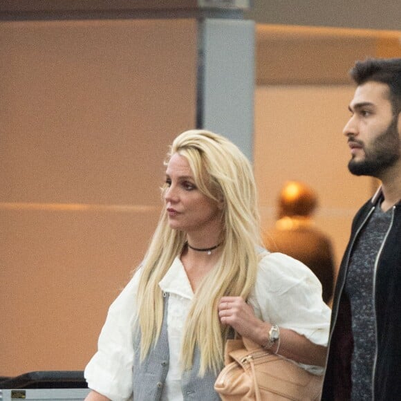 Exclusif - Britney Spears et son compagnon Sam Asghari arrivent à l'aéroport de New York (JFK) le 13 mai 2018.