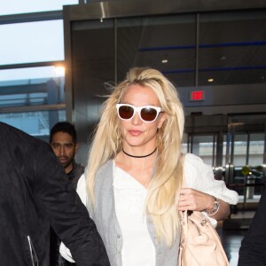 Exclusif - Britney Spears et son compagnon Sam Asghari arrivent à l'aéroport de New York (JFK) le 13 mai 2018.