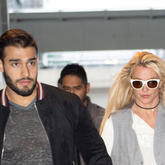 Exclusif - Britney Spears et son compagnon Sam Asghari arrivent à l'aéroport de New York (JFK) le 13 mai 2018.