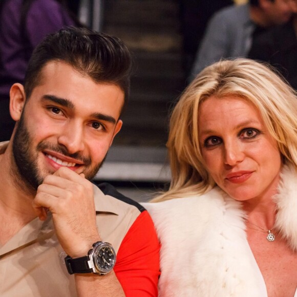 Britney Spears et son compagnon Sam Asghari lors du match de NBA "Lakers - Warriors" au Staples Center à Los Angeles, le 29 novembre 2017. © CPA/Bestimage