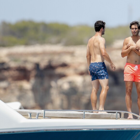 Rafael Nadal en vacances sur un yacht avec des amis à Ibiza, le 17 juillet 2018.