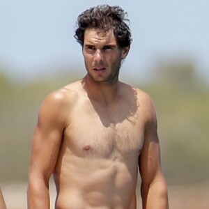 Rafael Nadal en vacances sur un yacht avec des amis à Ibiza, le 17 juillet 2018.