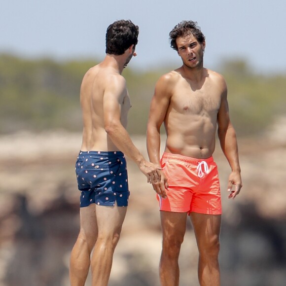 Rafael Nadal en vacances sur un yacht avec des amis à Ibiza, le 17 juillet 2018.