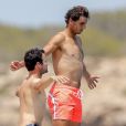 Rafael Nadal en vacances sur un yacht avec des amis à Ibiza, le 17 juillet 2018.