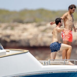 Rafael Nadal en vacances sur un yacht avec des amis à Ibiza, le 17 juillet 2018.