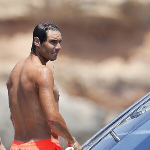 Rafael Nadal en vacances sur un yacht avec des amis à Ibiza, le 17 juillet 2018.