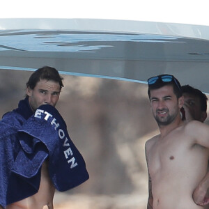 Rafael Nadal en vacances sur un yacht avec des amis à Ibiza, le 17 juillet 2018.
