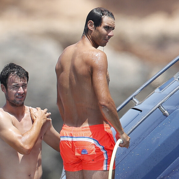 Rafael Nadal en vacances sur un yacht avec des amis à Ibiza, le 17 juillet 2018.