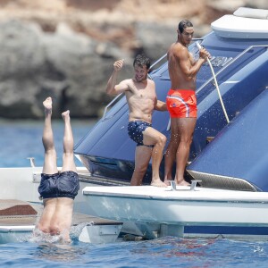 Rafael Nadal en vacances sur un yacht avec des amis à Ibiza, le 17 juillet 2018.